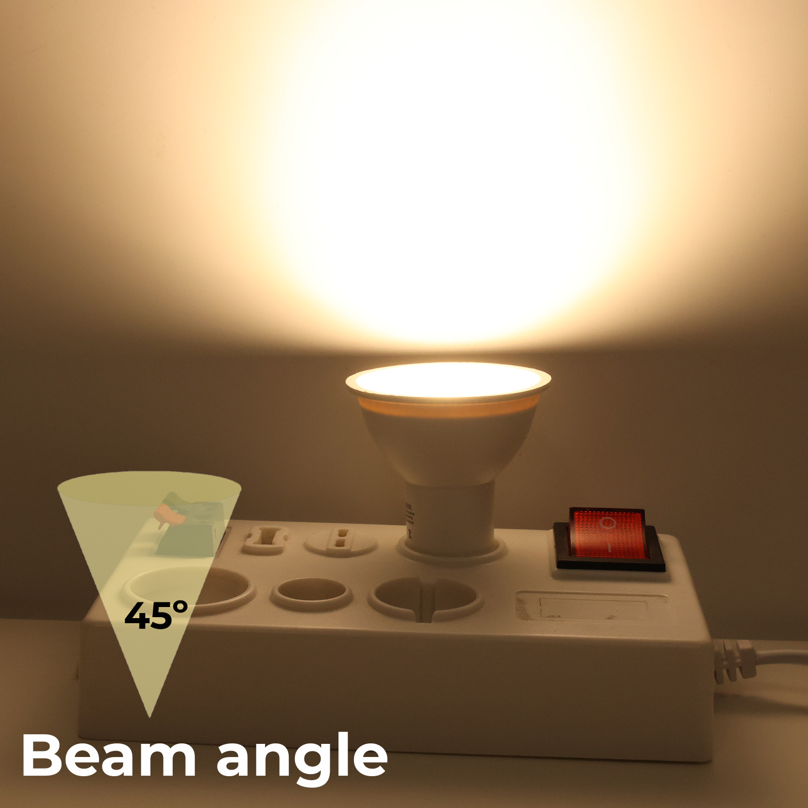 Una bombilla LED de 45° ilumina una regleta de enchufes.