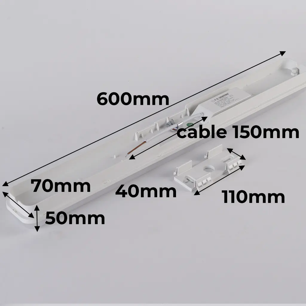 Una carcasa blanca con dimensiones: 600mm largo, 70mm ancho, 50mm alto, 40mm profundo, 110mm soporte.
