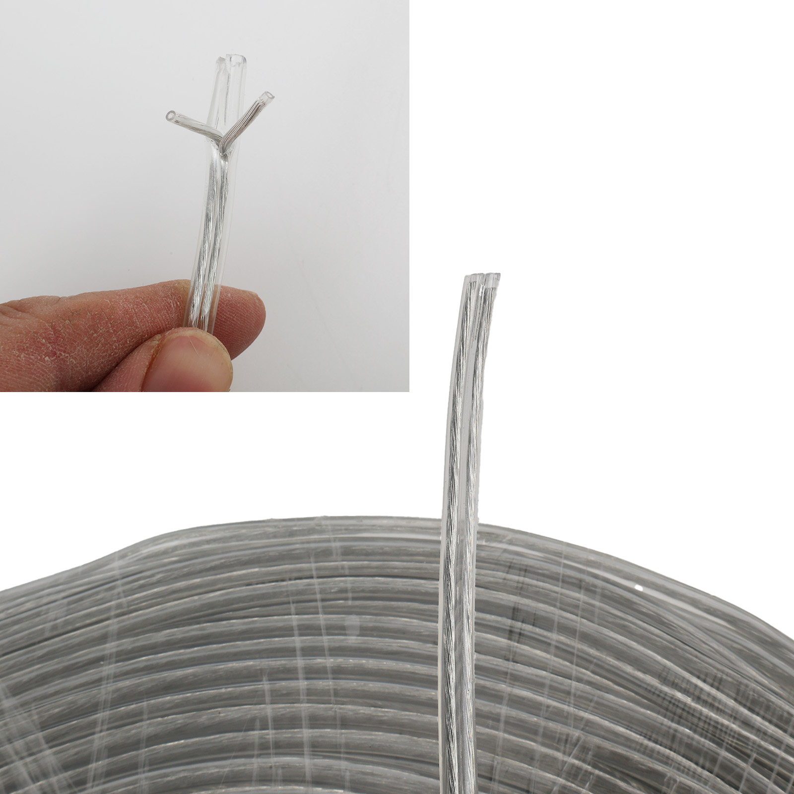 Una persona sujeta un cable pelado con varios hilos. Debajo se ve un rollo de cable.