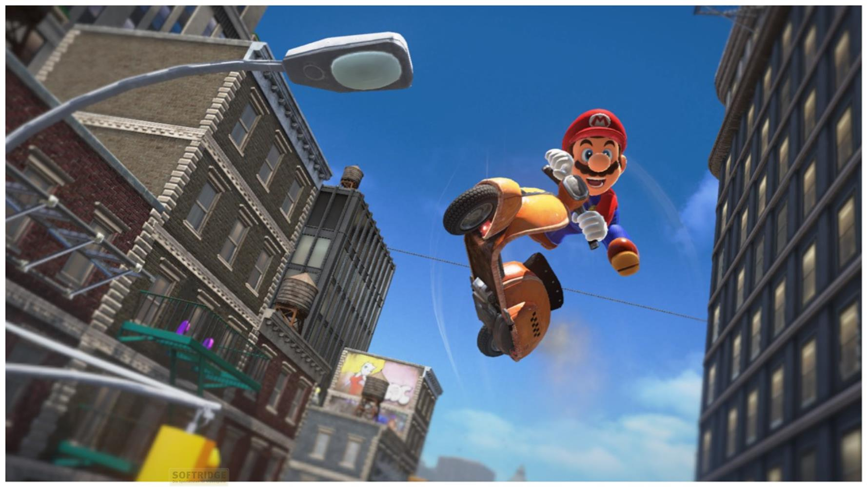 Mario springt auf einem orangefarbenen Roller in der Luft zwischen Gebäuden.