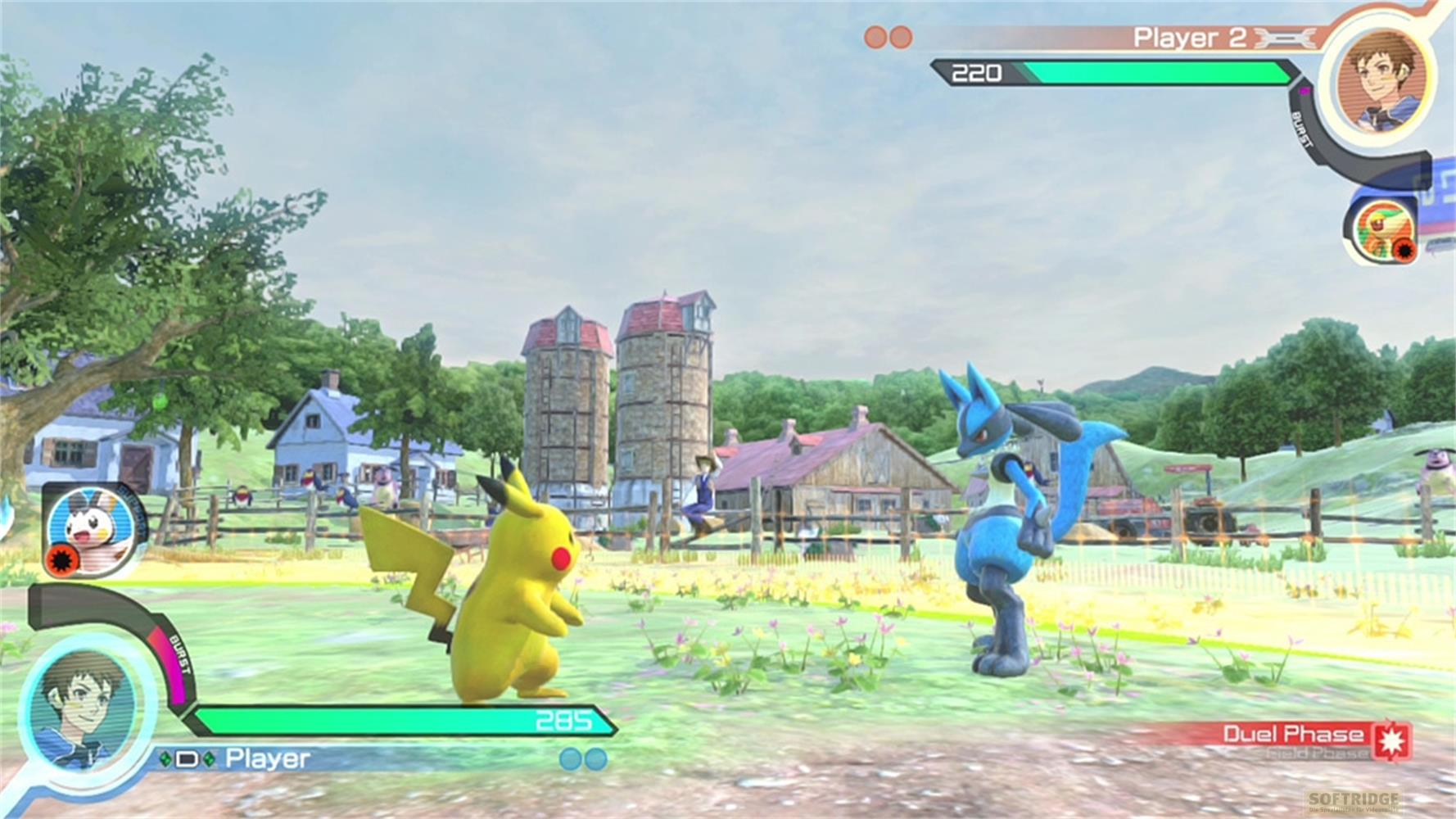 Pikachu und Lucario kämpfen auf einem Bauernhof mit Silos und Häusern.