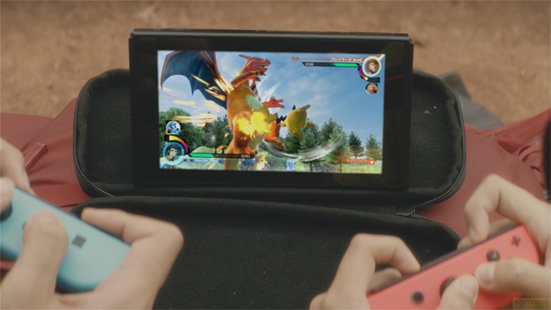Ein Nintendo Switch zeigt ein Pokémon-Kampfspiel mit Charizard und Pikachu.