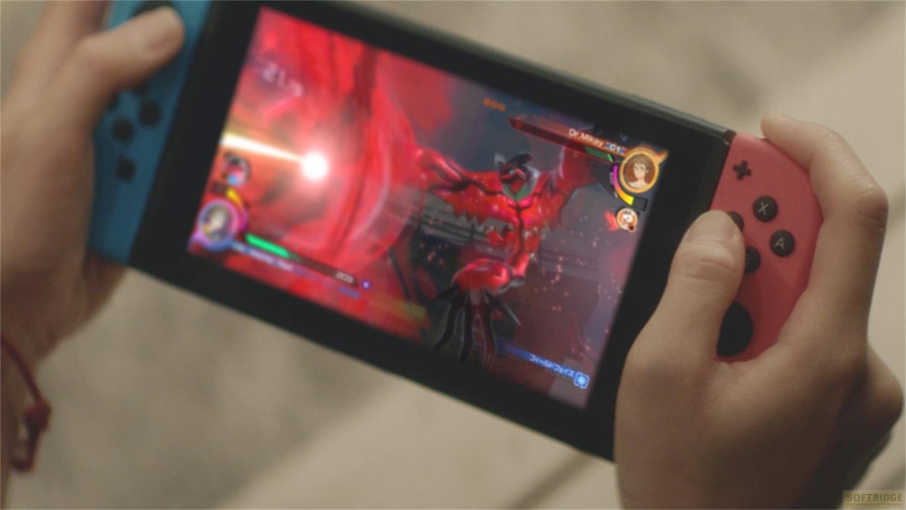 Eine Person hält ein Nintendo Switch und spielt ein Spiel mit einem roten Monster.