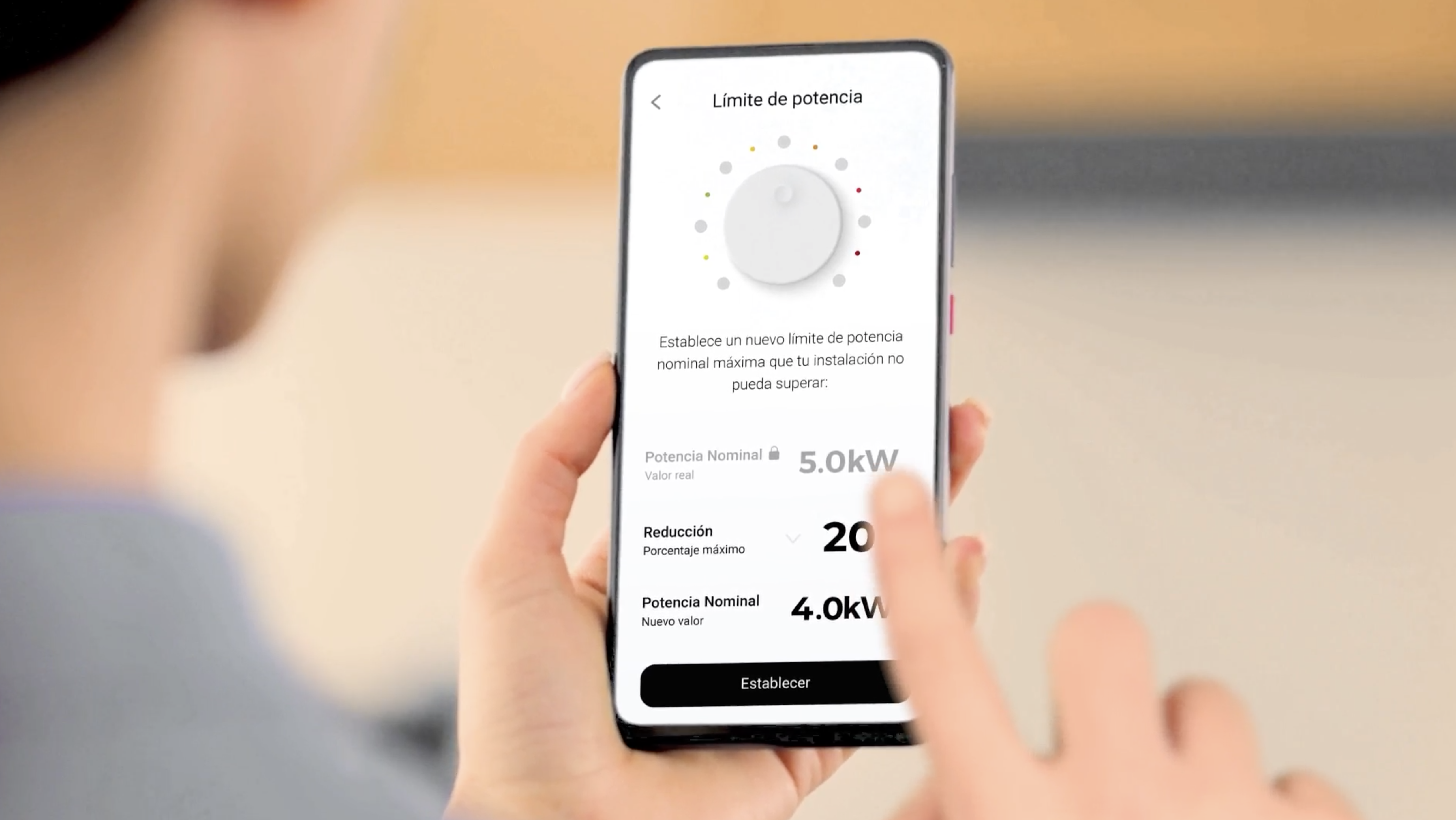 Un smartphone muestra una app para establecer un límite de potencia.