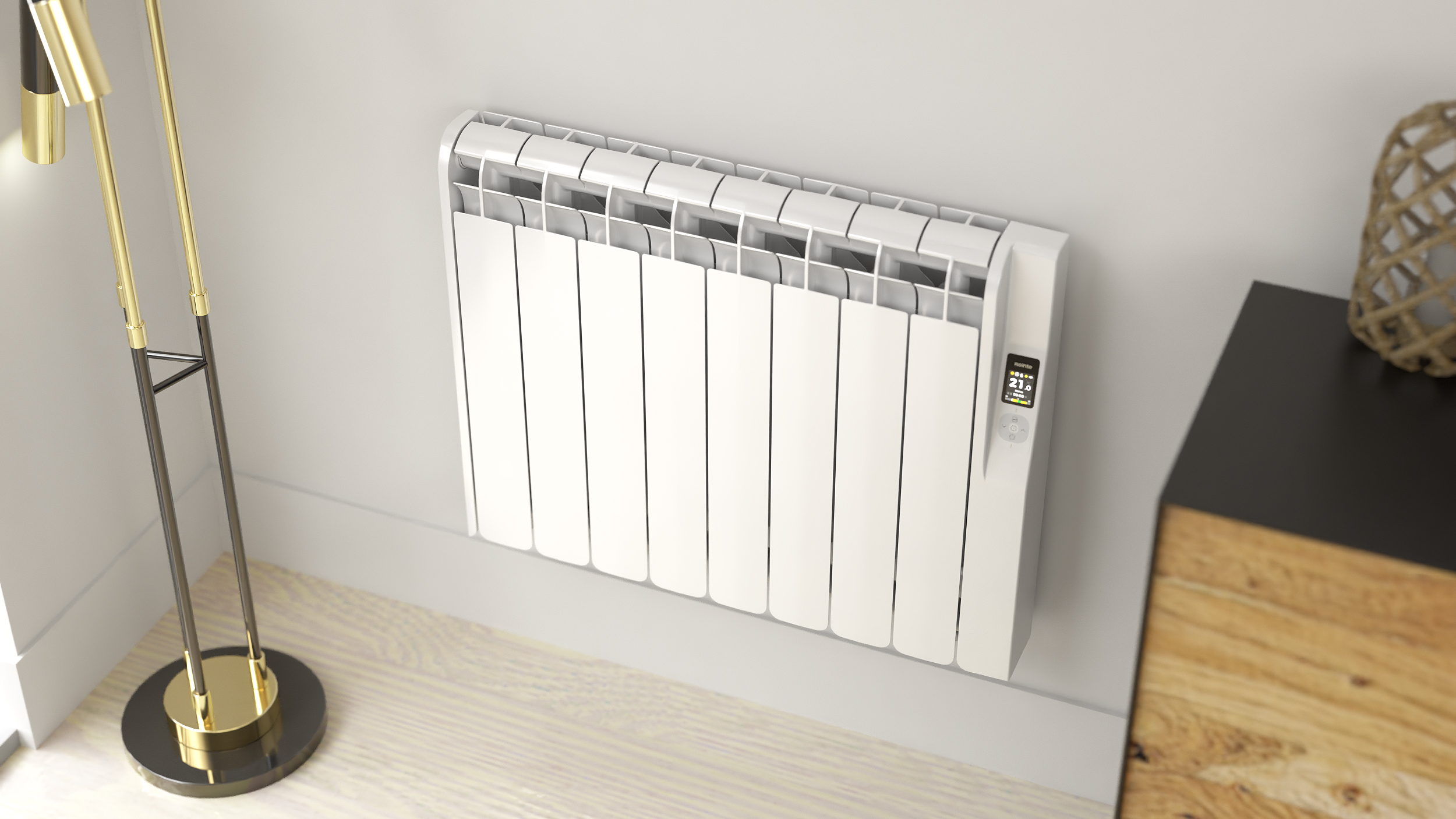 Un radiador blanco en una pared, junto a una lámpara de pie y muebles de madera.