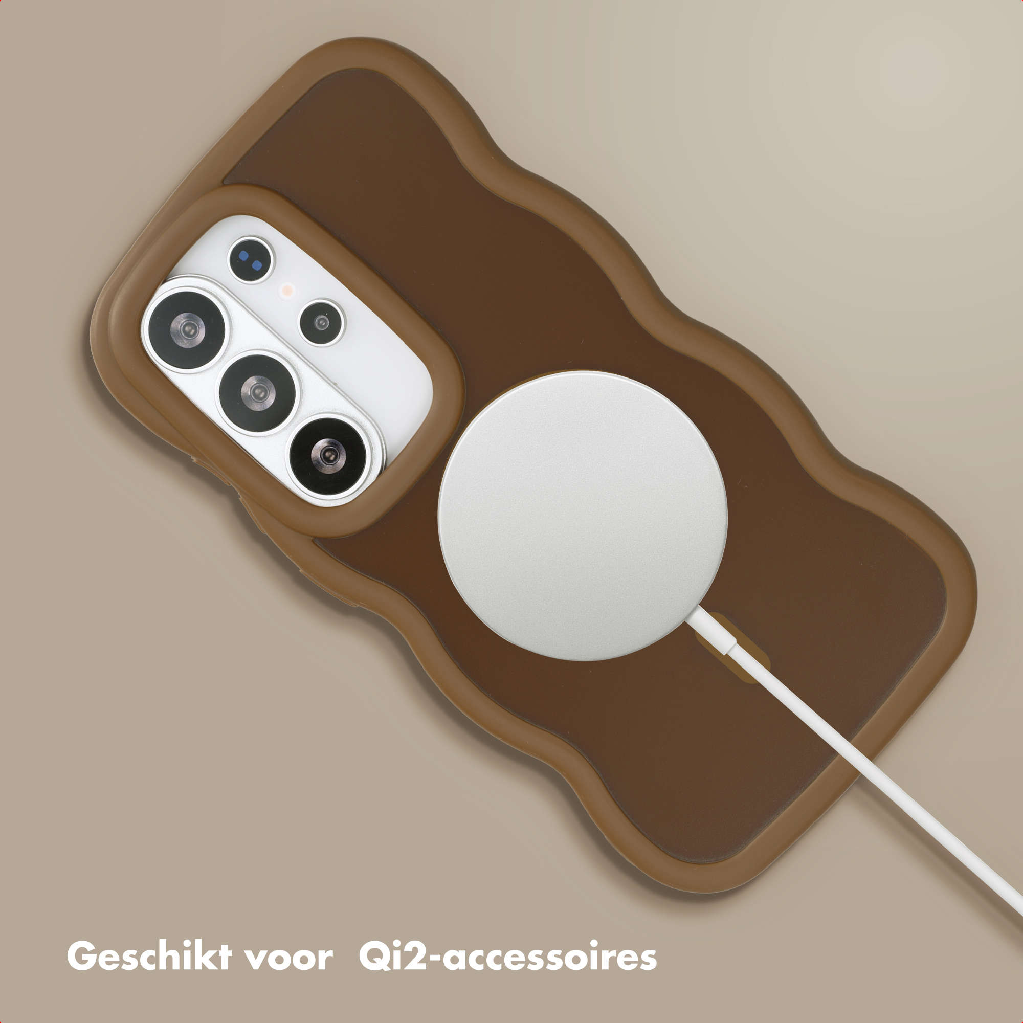 Coque de téléphone marron avec chargeur MagSafe blanc et câble, objectifs.