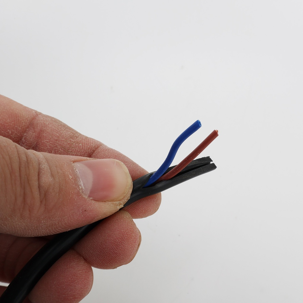 Una mano sujeta un cable negro con dos cables expuestos: azul y rojo.