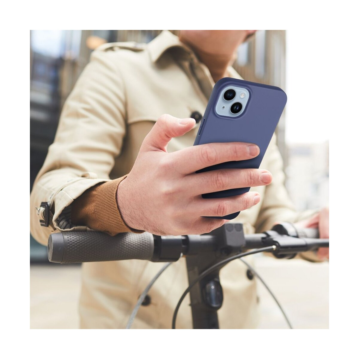 Uomo con telefono e manubrio monopattino