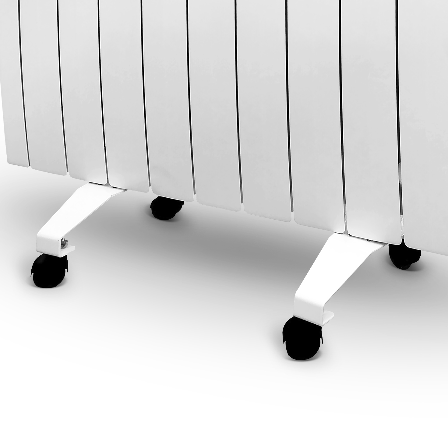 Radiador blanco con ruedas, primer plano de patas y ruedas.