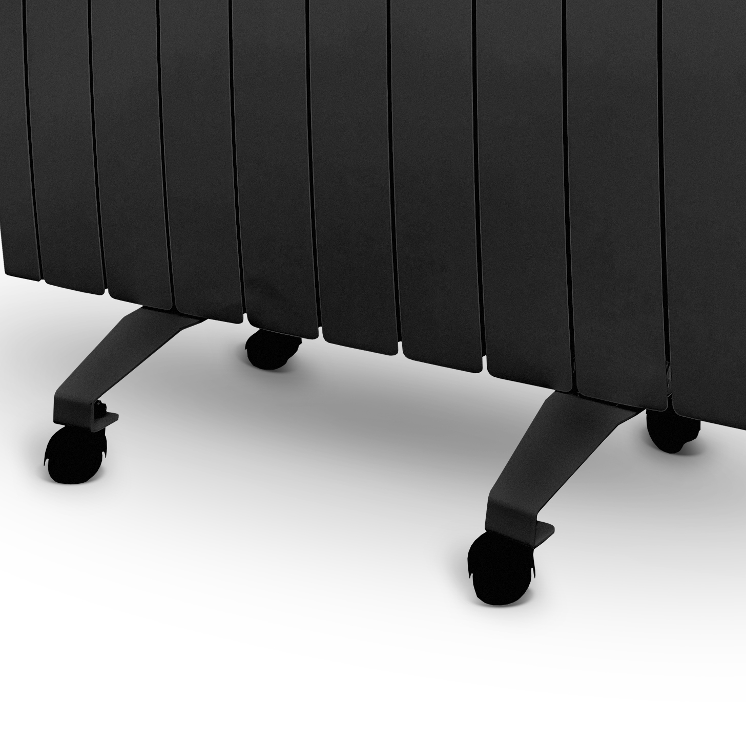 Radiador negro con ruedas, primer plano de patas y ruedas.