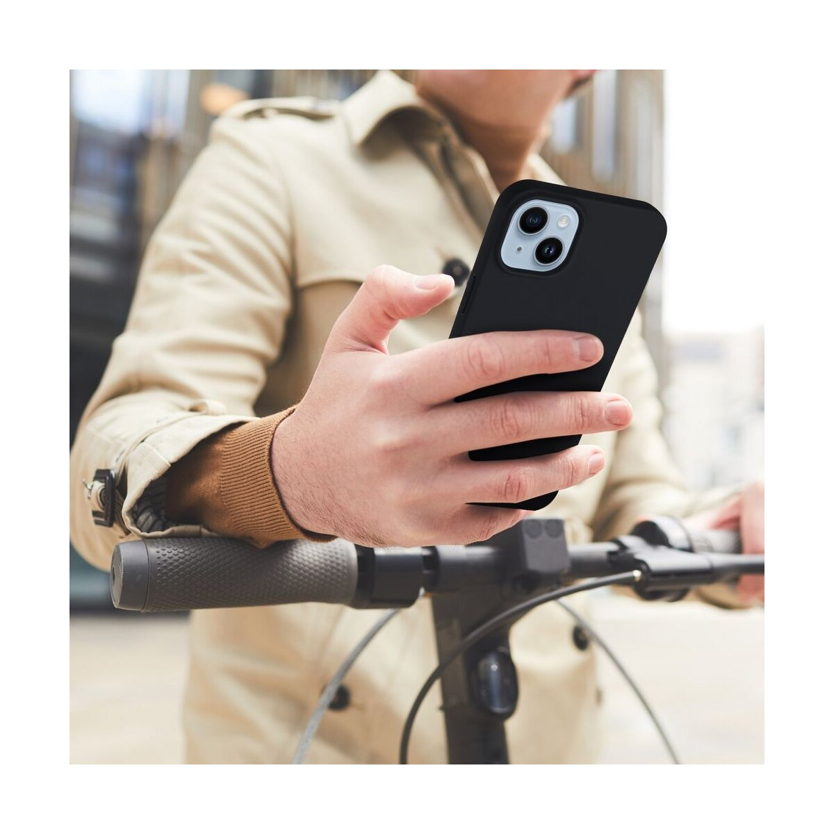 Man houdt een zwarte smartphone vast, staand op een elektrische step.