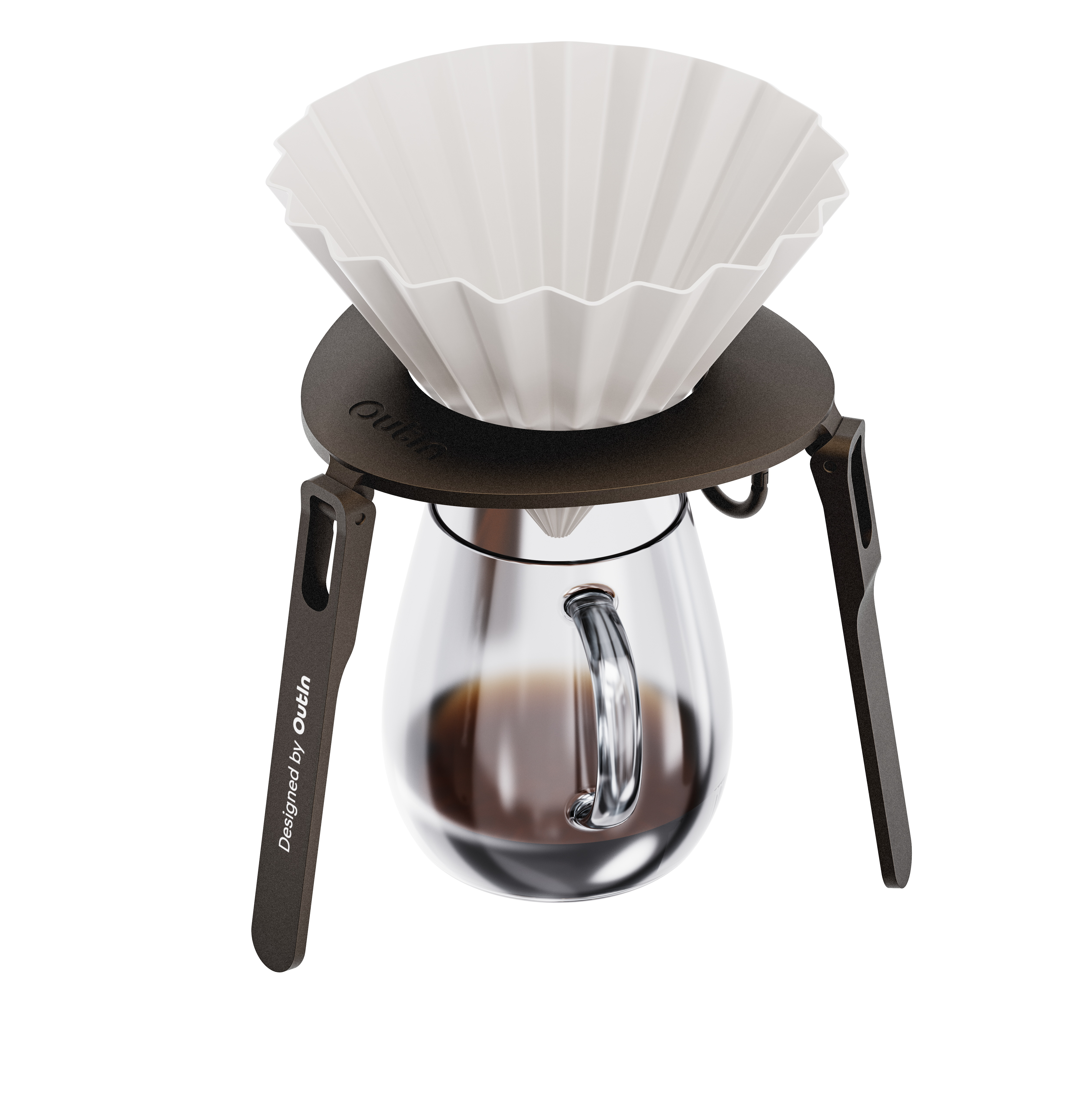 Een wit koffiefilter in een donkere metalen houder boven een glazen karaf met koffie.