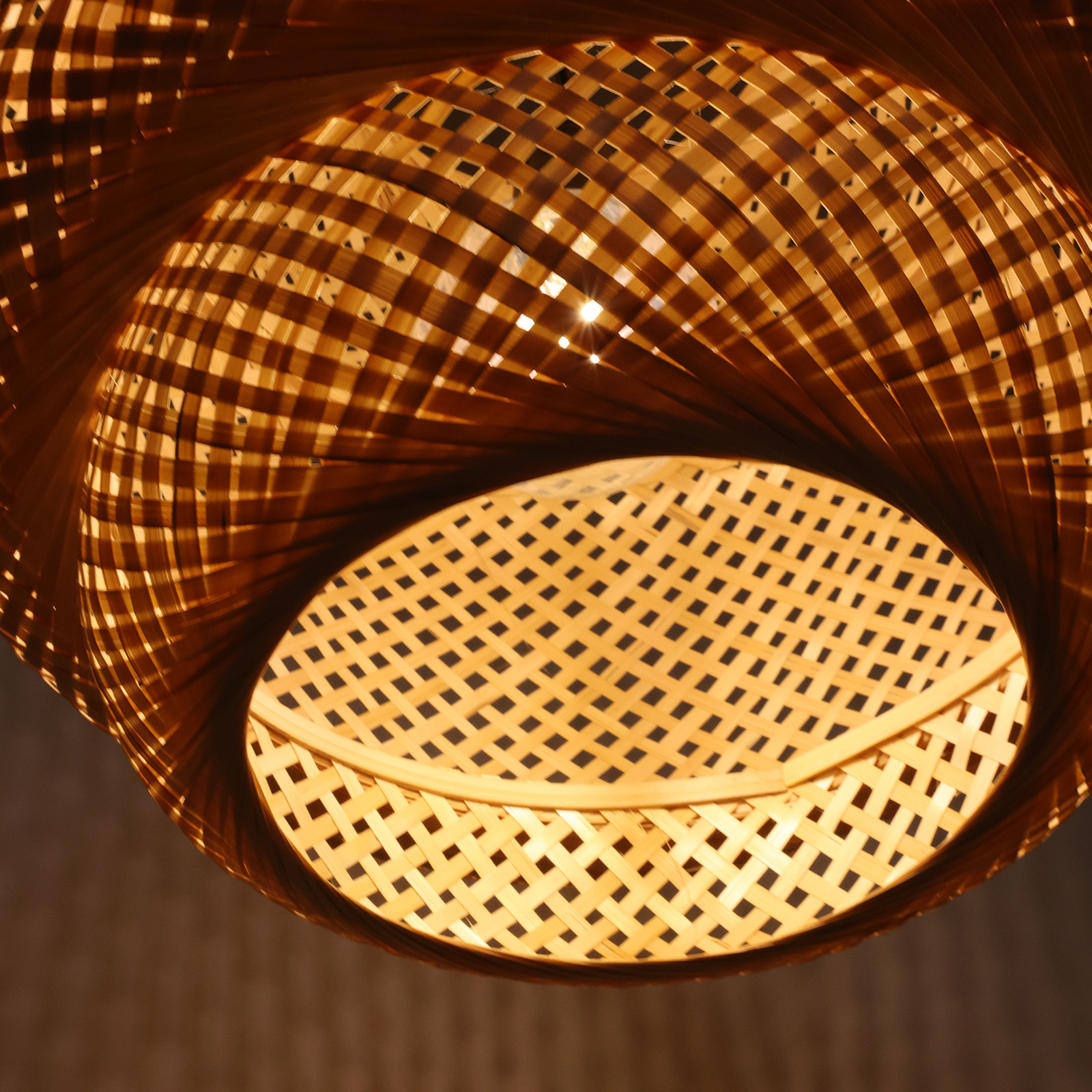 Una lámpara tejida de madera con una luz dentro.