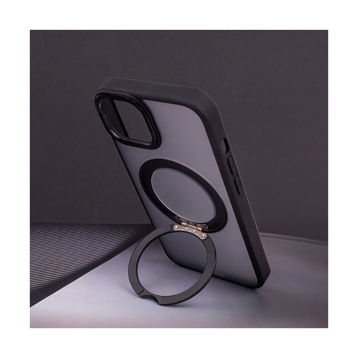 Custodia grigia per telefono con anello integrato, su sfondo scuro.