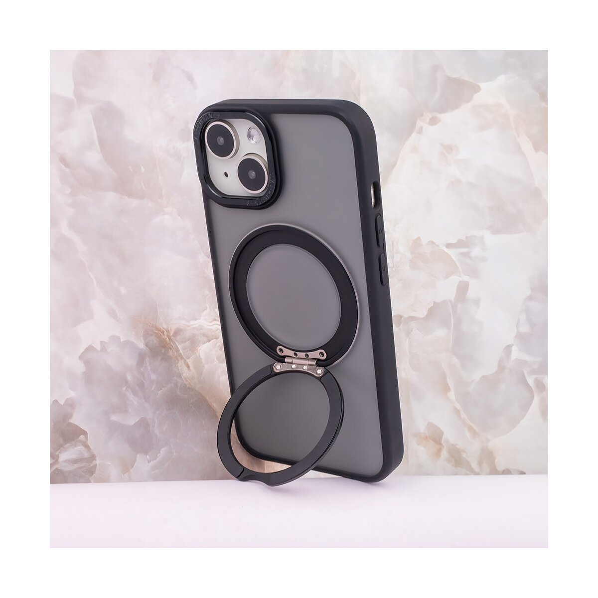 Custodia grigia per iPhone con anello porta-anello nero, su sfondo marmorizzato.