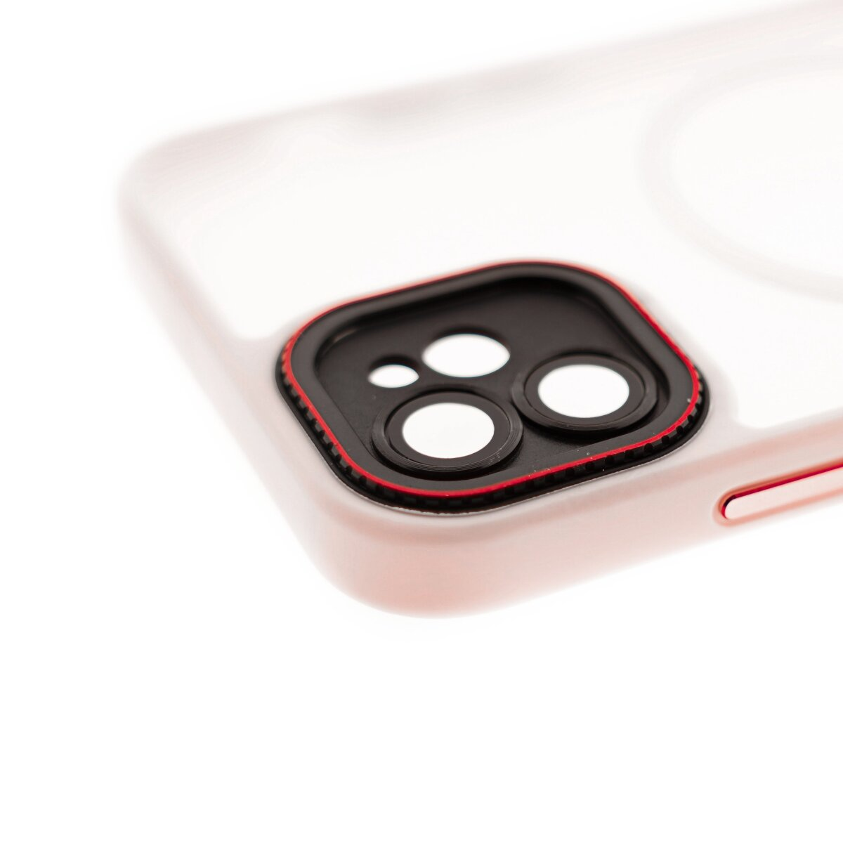 Primo piano di una fotocamera del telefono con tre lenti e un anello rosso.