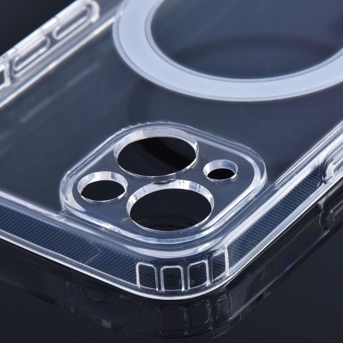 Transparente Handyhülle mit Aussparungen für Kameraobjektive und magnetischem Ring.
