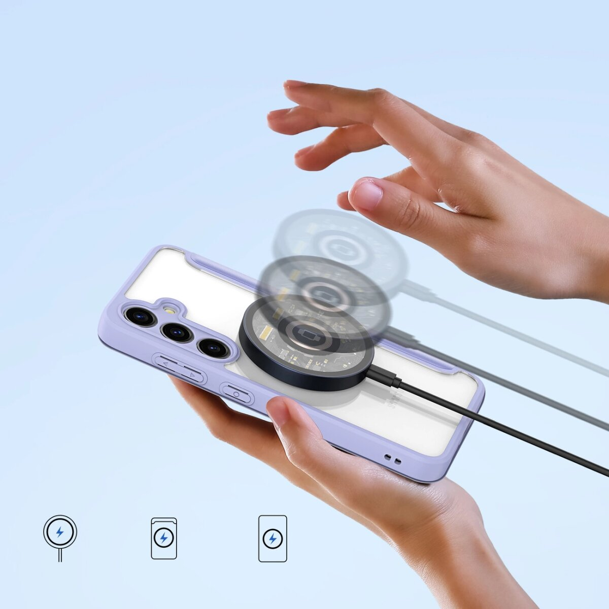 Una mano tiene uno smartphone con custodia viola in carica wireless.