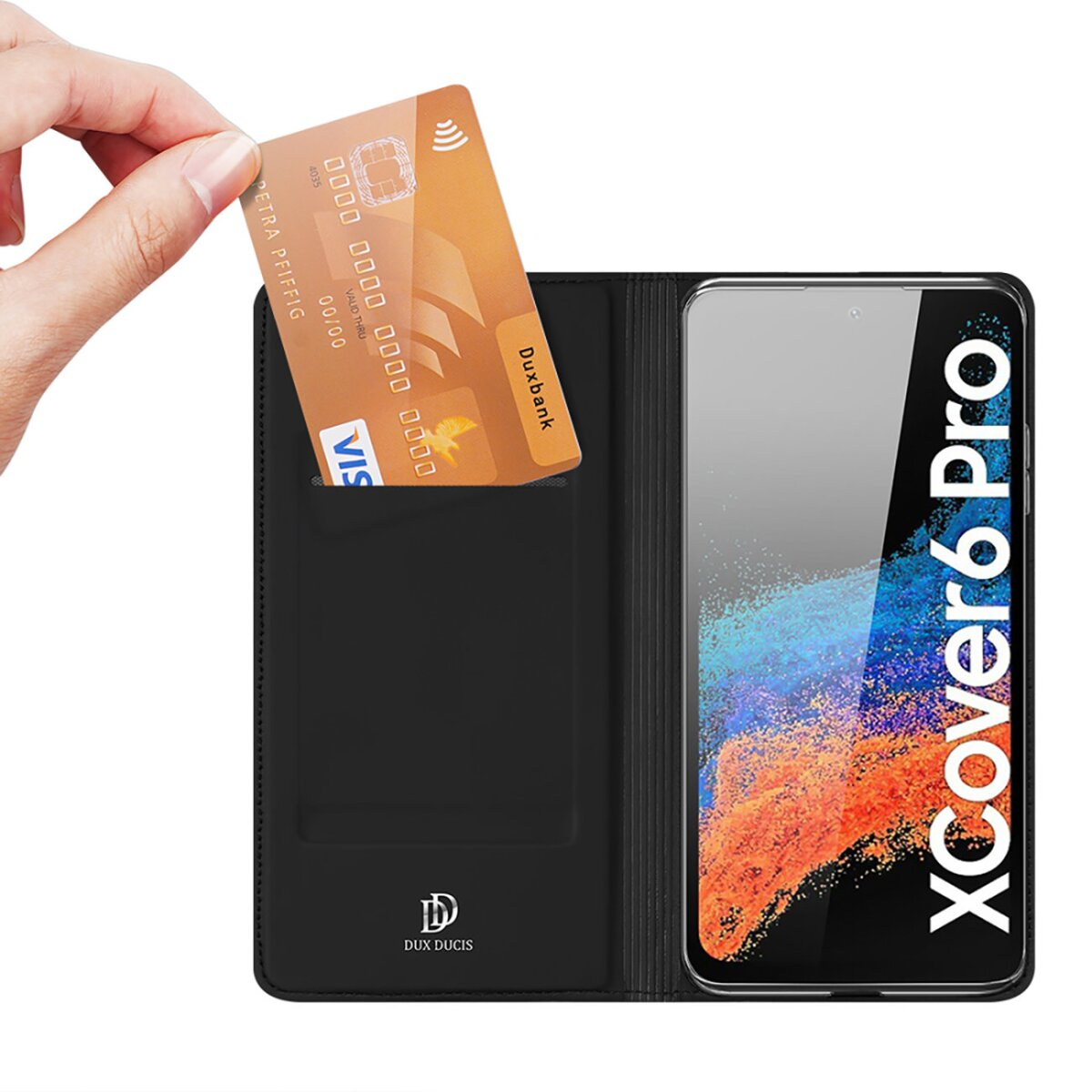 Una mano inserisce una carta di credito dorata in una custodia nera con telefono.