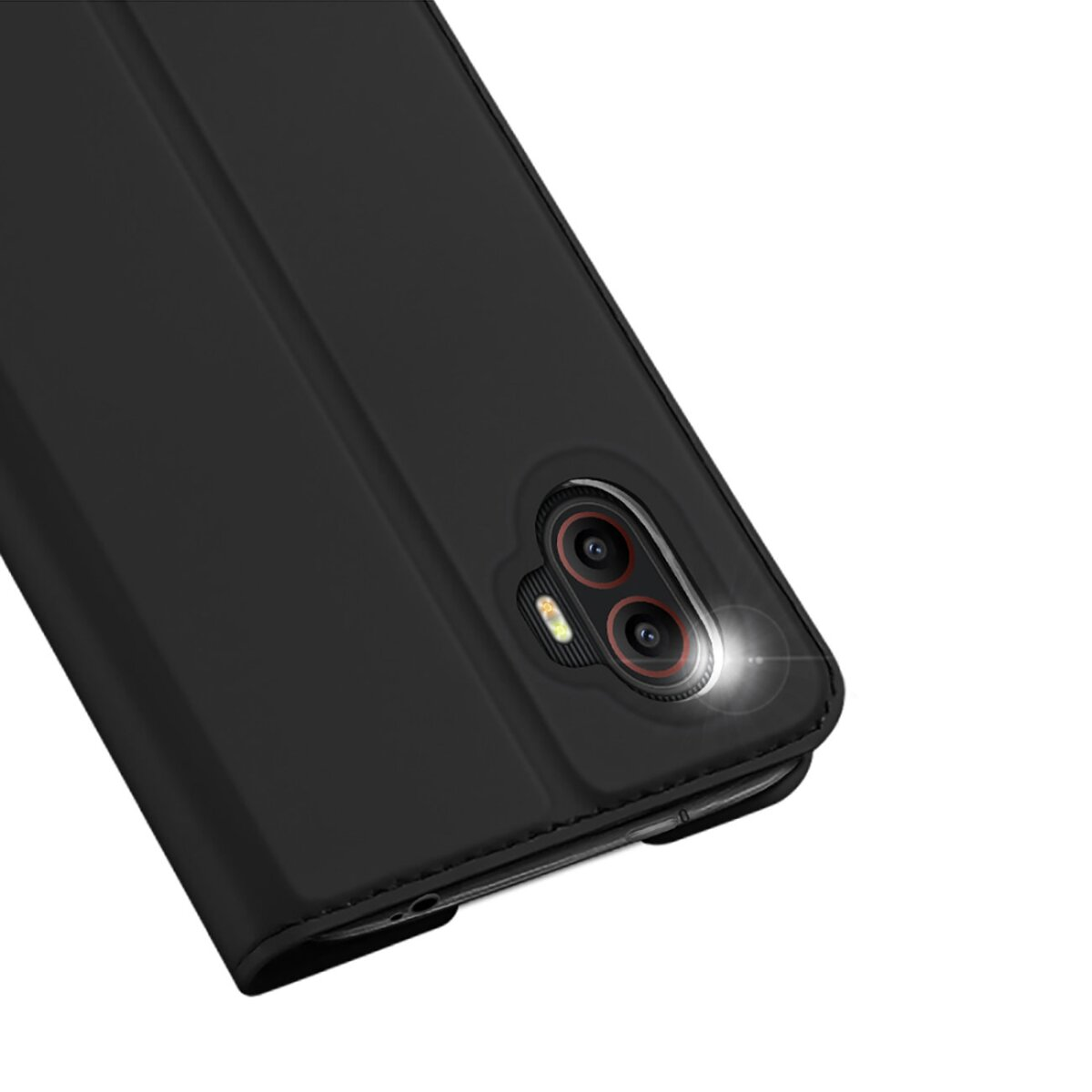 Telefono nero con doppia fotocamera e flash su sfondo bianco.
