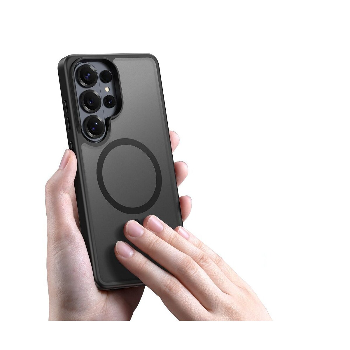 Eine Hand hält ein schwarzes Handy mit einer runden magnetischen Ladefläche.