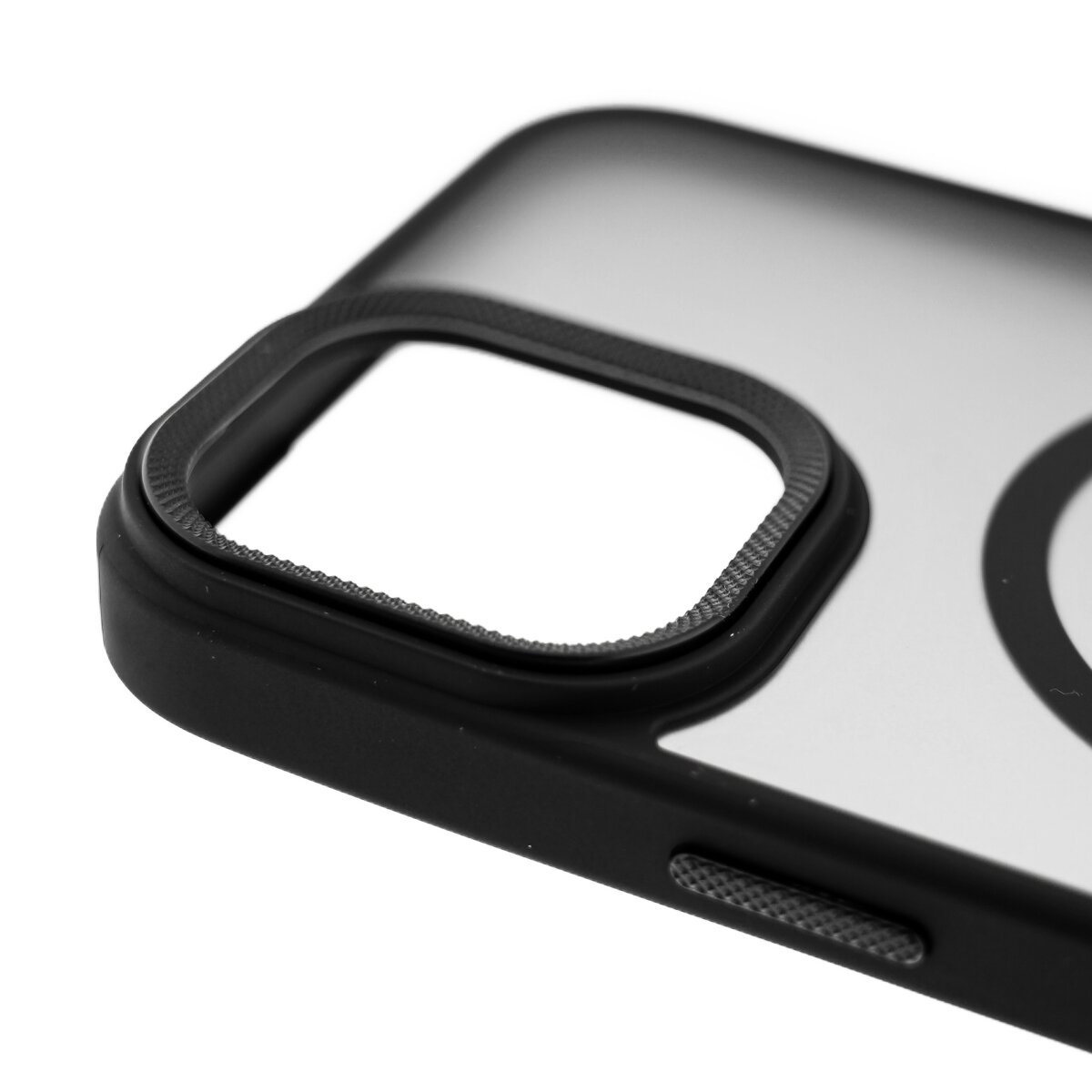 Primo piano di una cover nera per telefono con anello fotocamera testurizzato e pulsante.