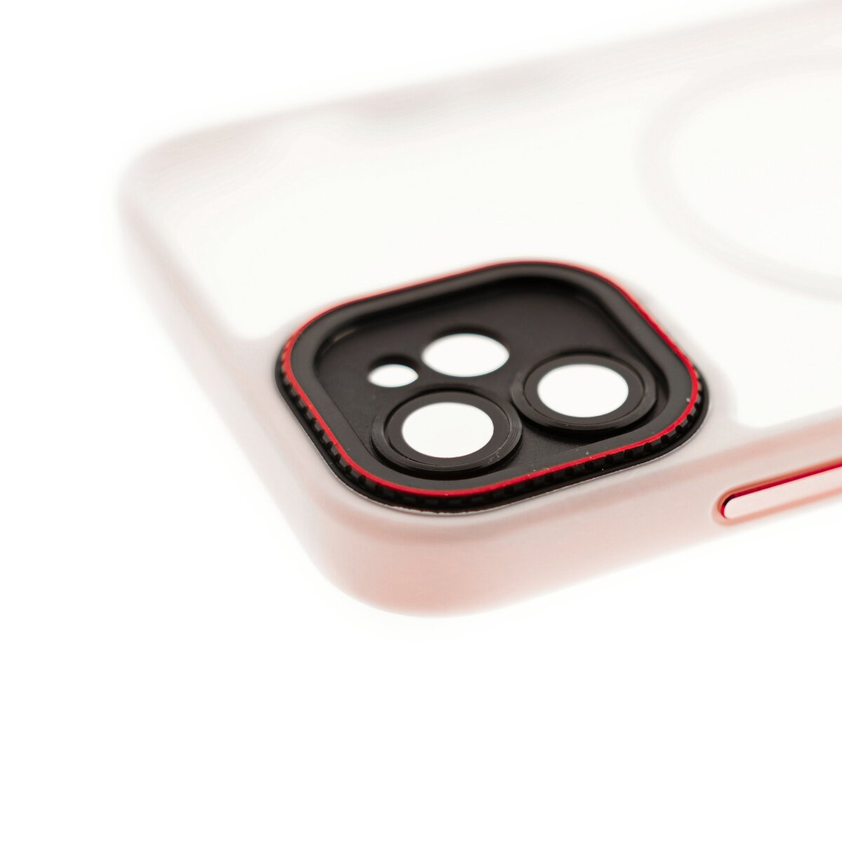 Primo piano dell'obiettivo della fotocamera di uno smartphone rosa chiaro con anello rosso.