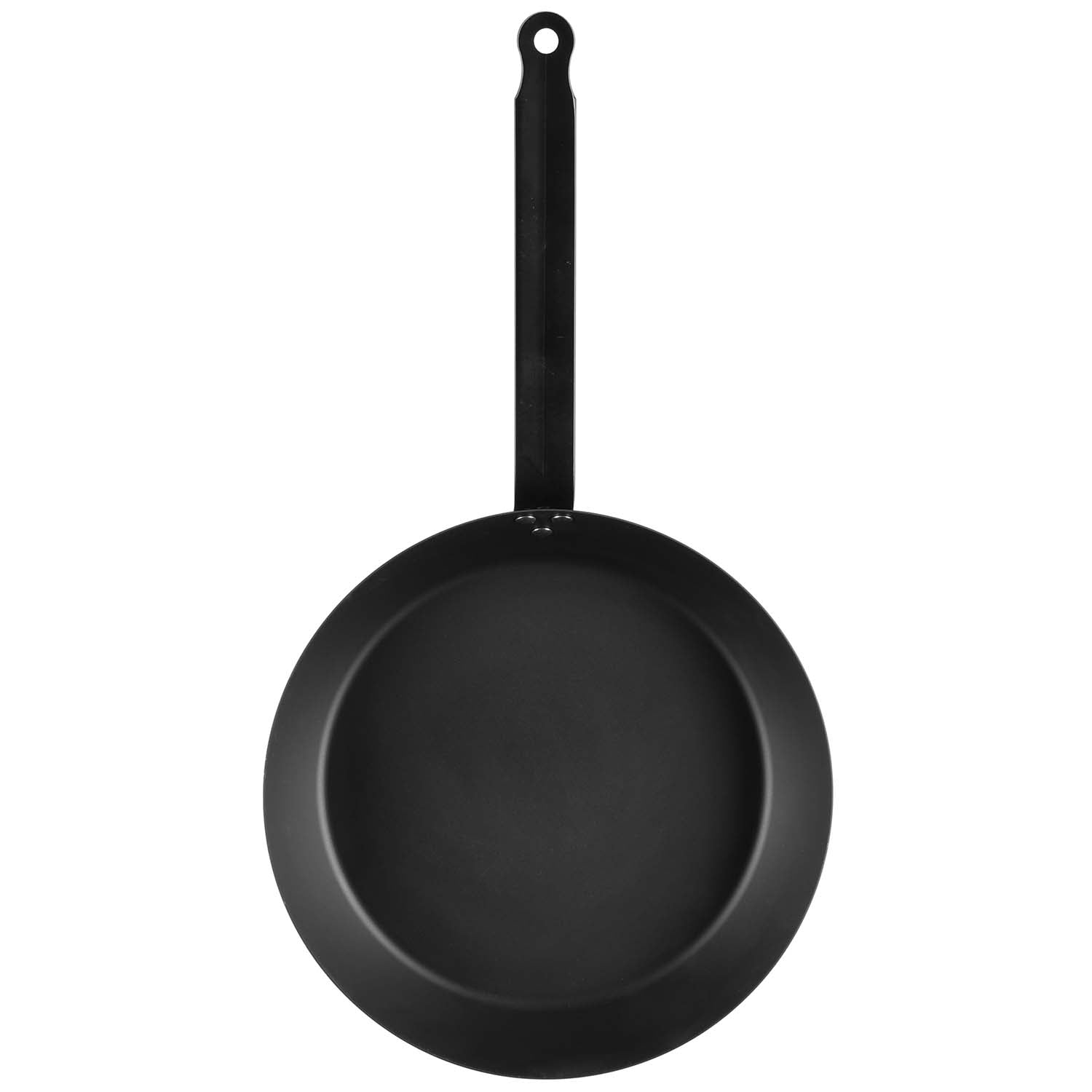 Een zwarte koekenpan met een lange steel, op witte achtergrond.
