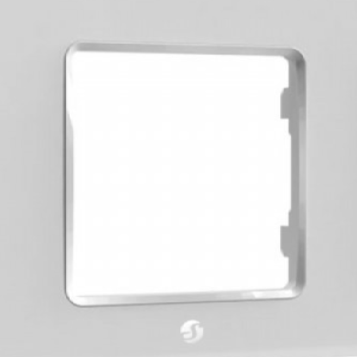 Un marco blanco con una abertura cuadrada y un logo abajo.