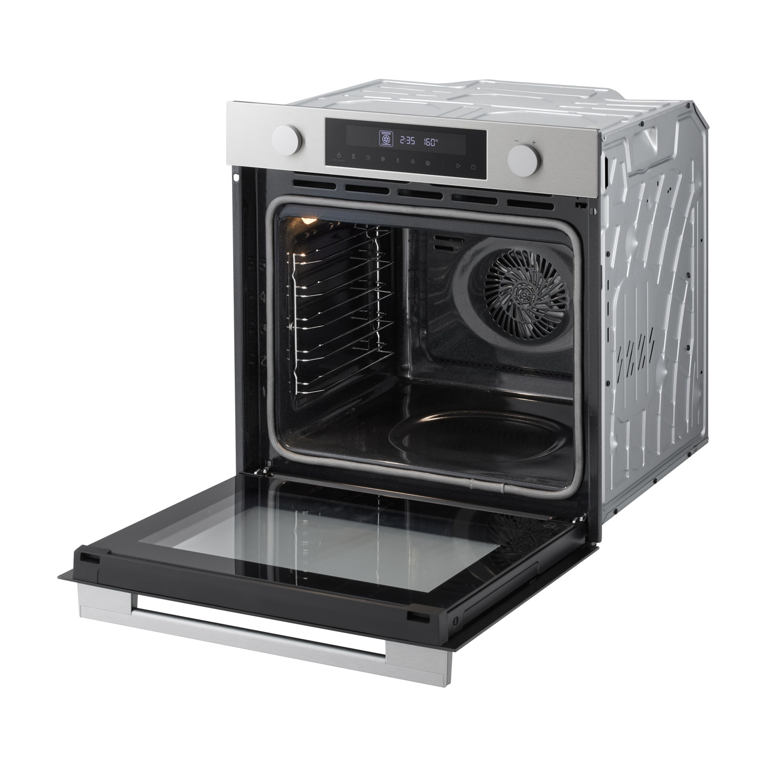 Un horno empotrado moderno con la puerta abierta, mostrando cristal y rejillas.