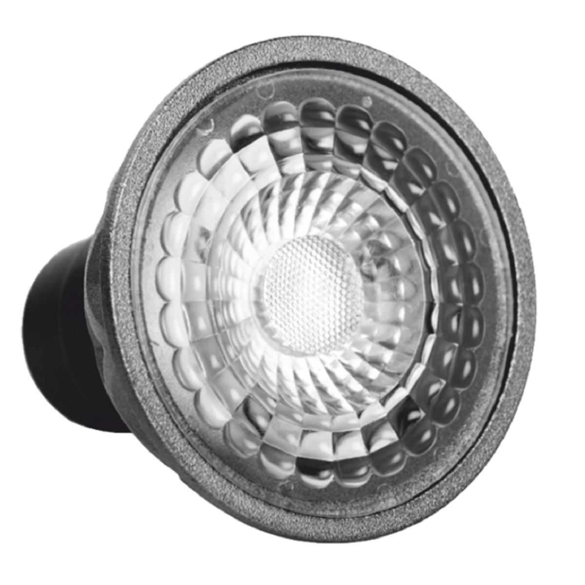 Primo piano di una lampadina a LED con alloggiamento argentato e vetro trasparente sfaccettato.