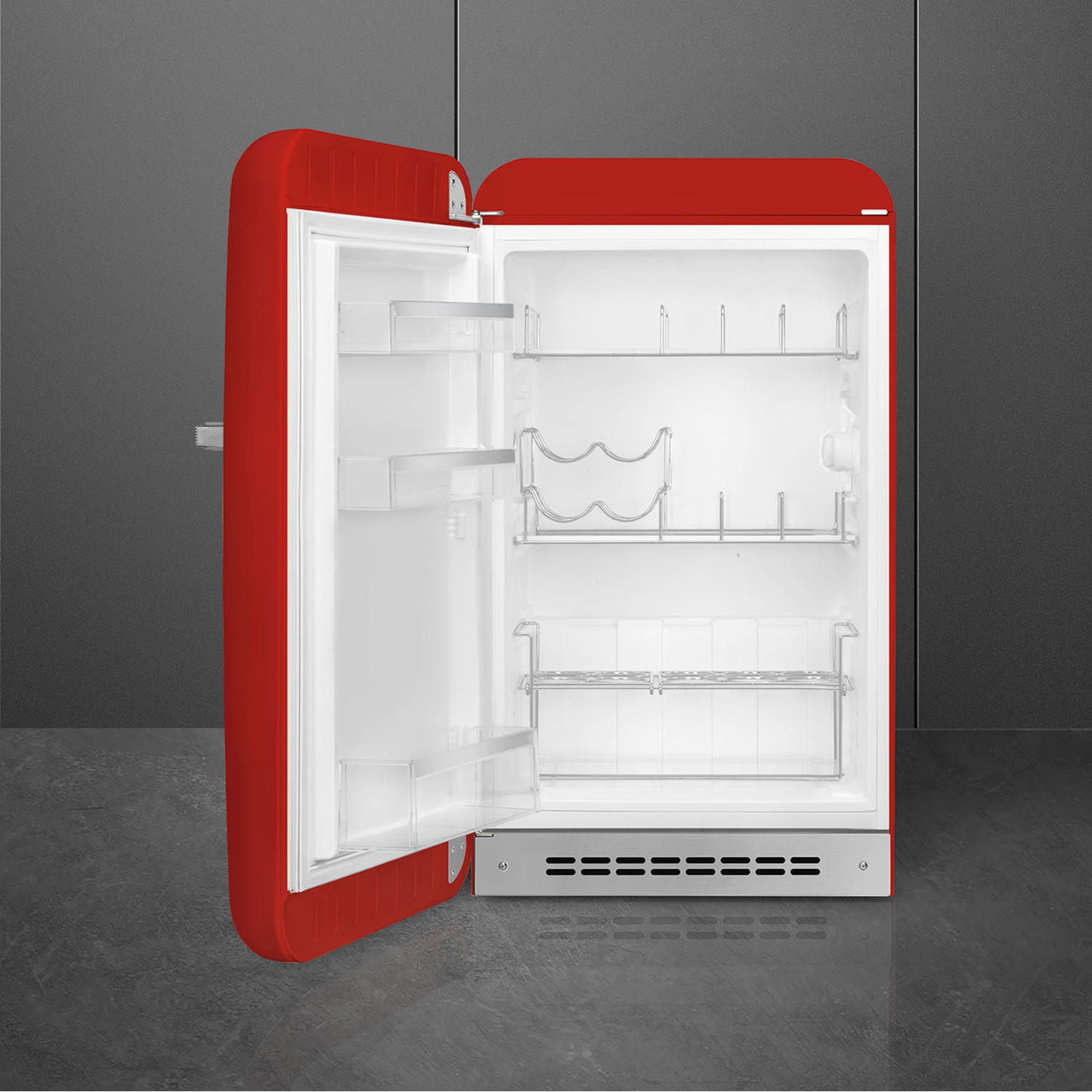 Un refrigerador rojo con la puerta abierta, mostrando estantes interiores blancos.