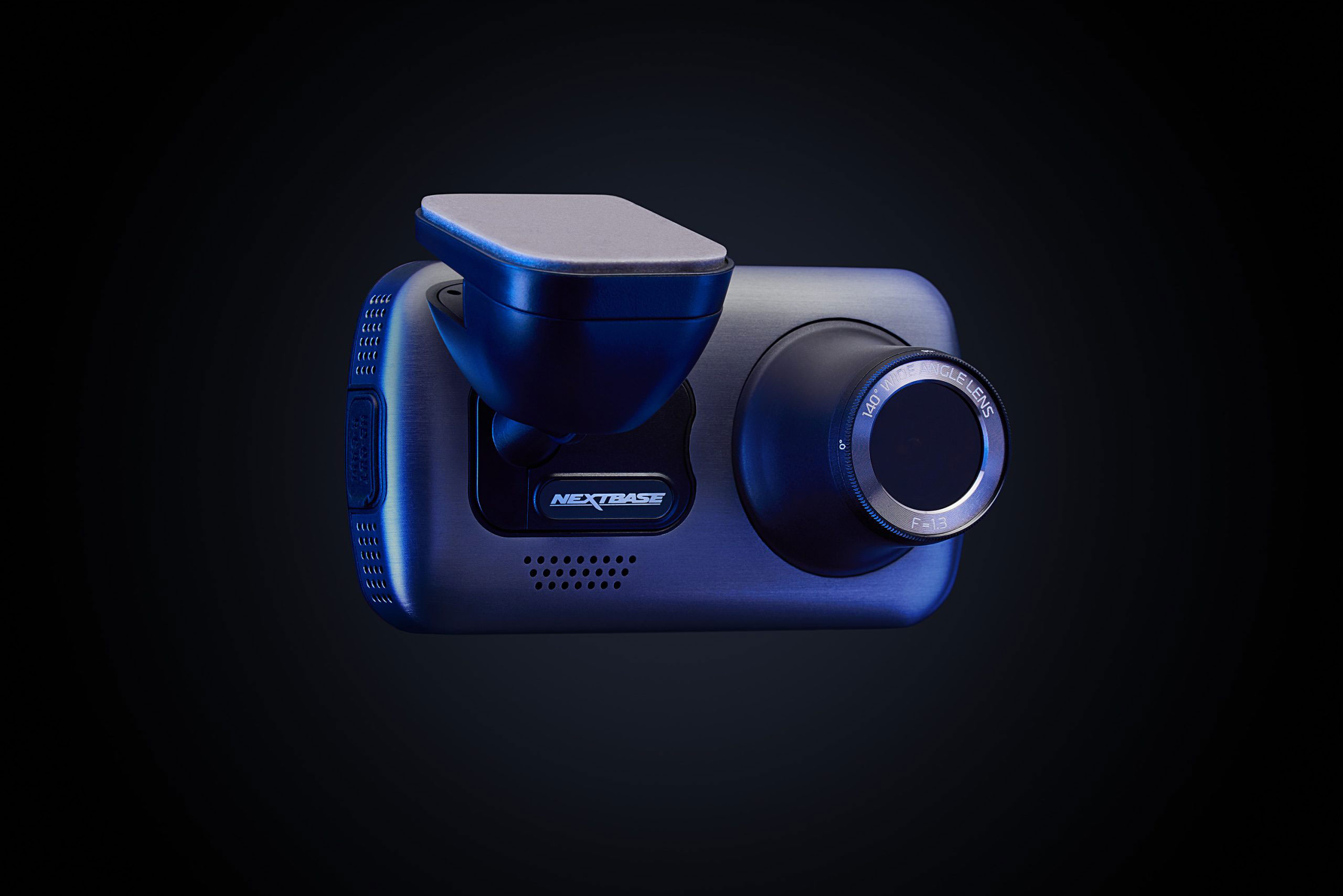 Eine graue Nextbase Dashcam mit Weitwinkelobjektiv und blauer Beleuchtung.