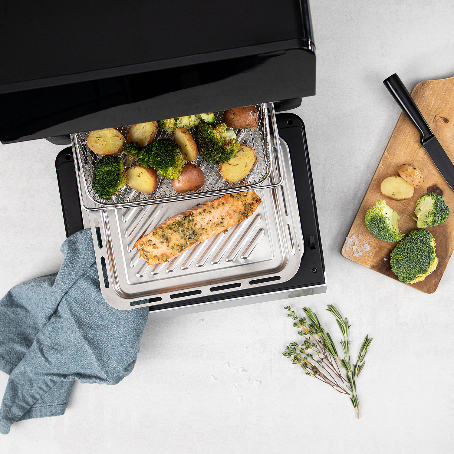Un filetto di salmone e verdure arrosto in una friggitrice ad aria.