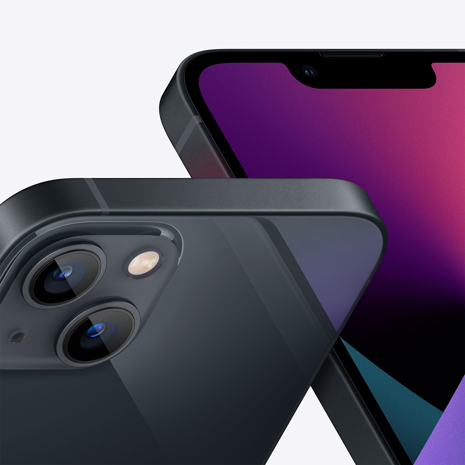 Primo piano di due iPhone scuri con sistema di fotocamere e schermo viola.