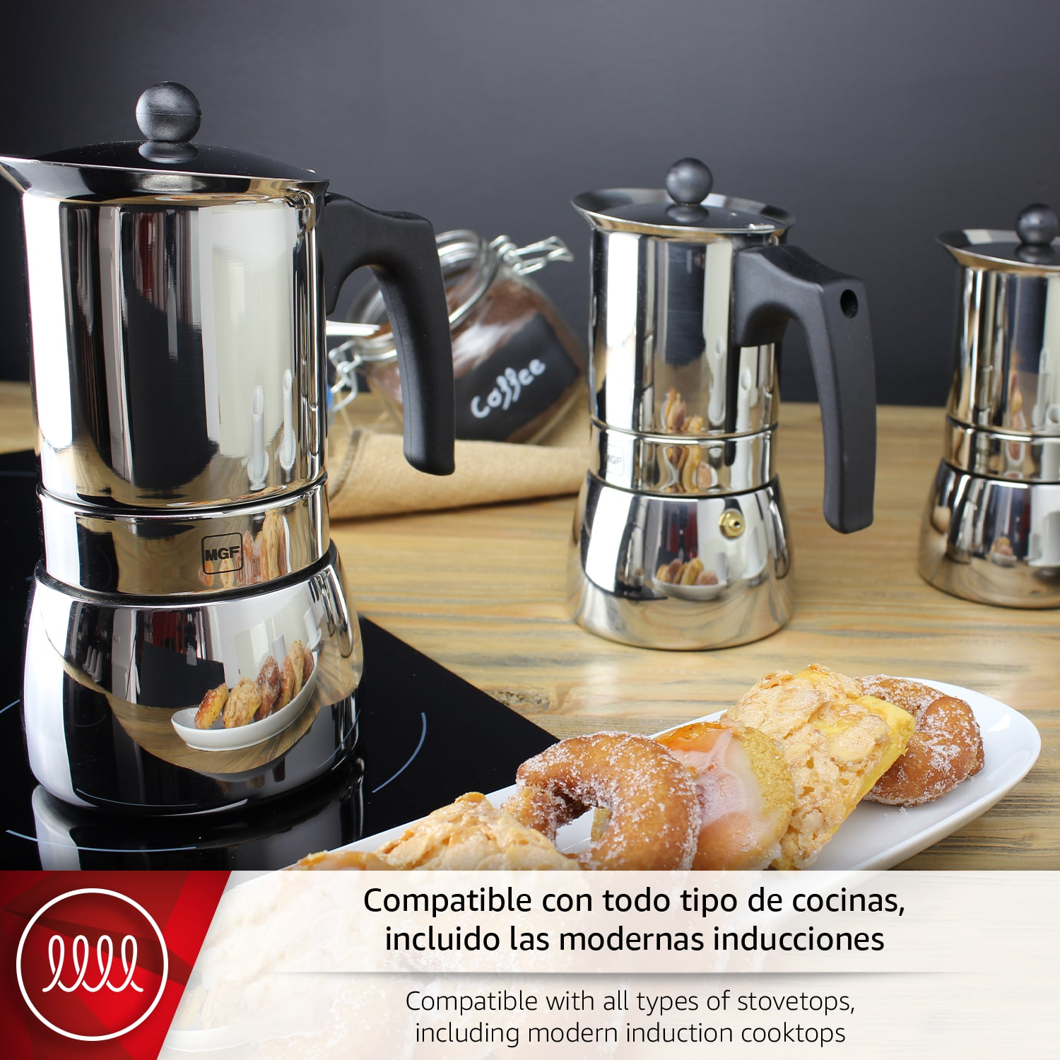 Tres cafeteras plateadas sobre mesa de madera con pasteles.