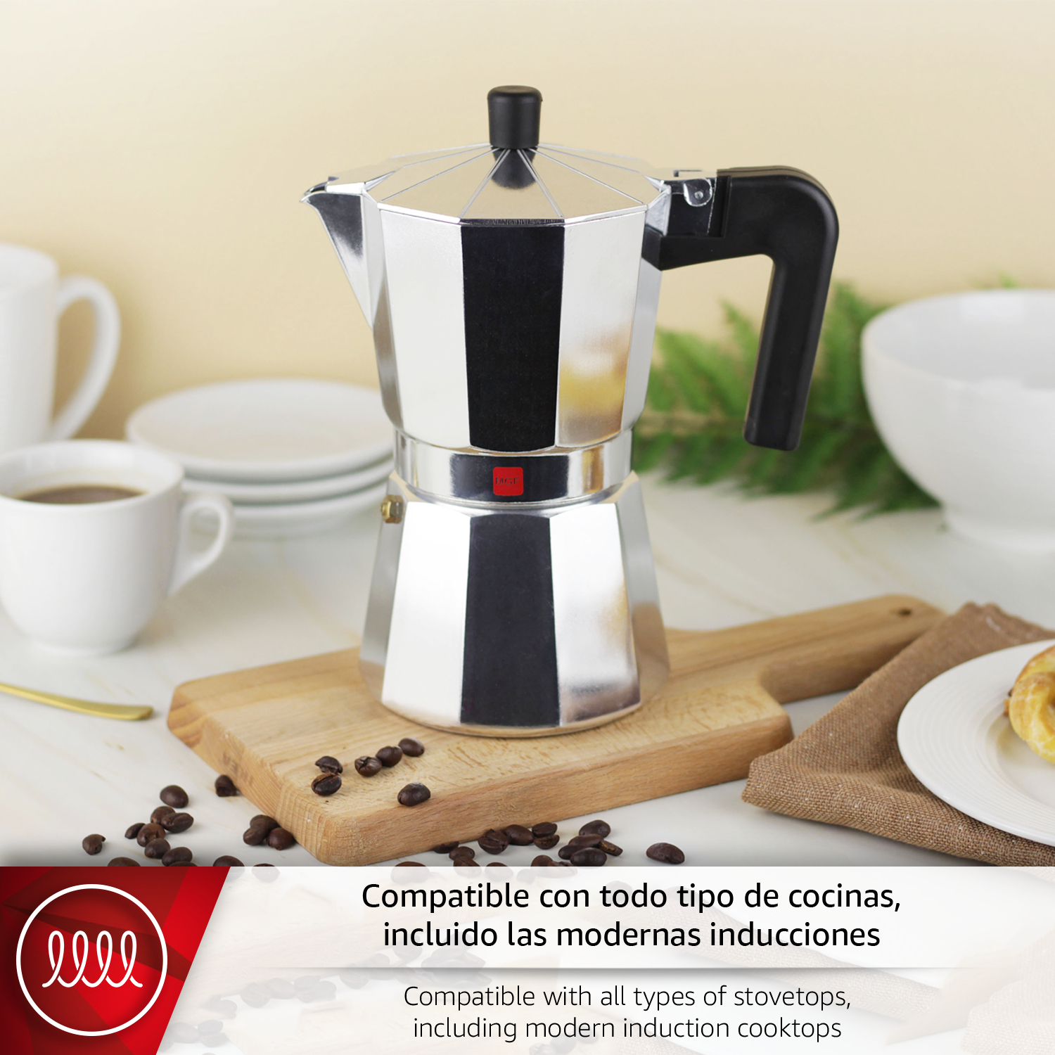 Una cafetera plateada sobre una tabla de madera con granos de café.