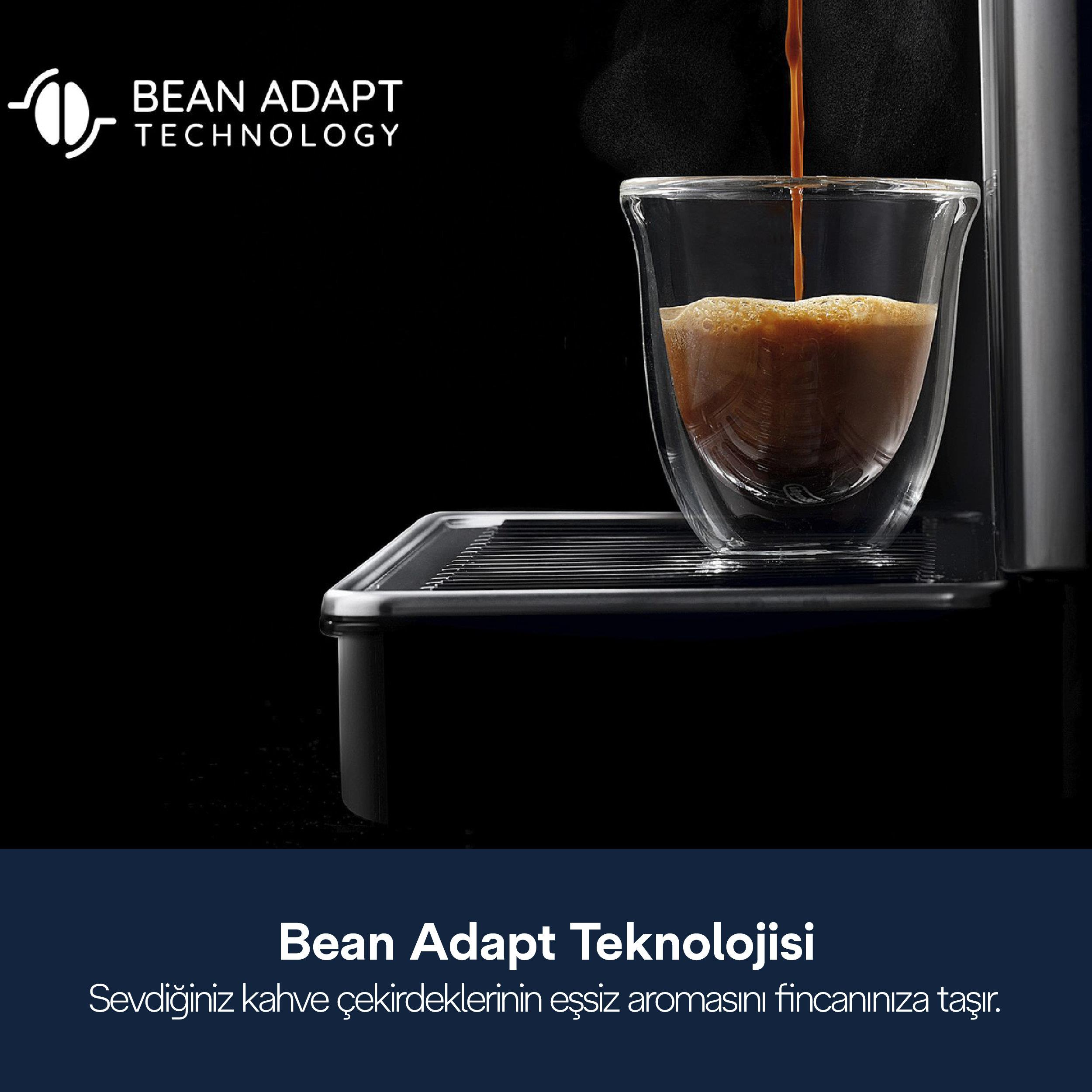 Kahve çift duvarlı bardağa akıyor. Bean Adapt Technology logosu.