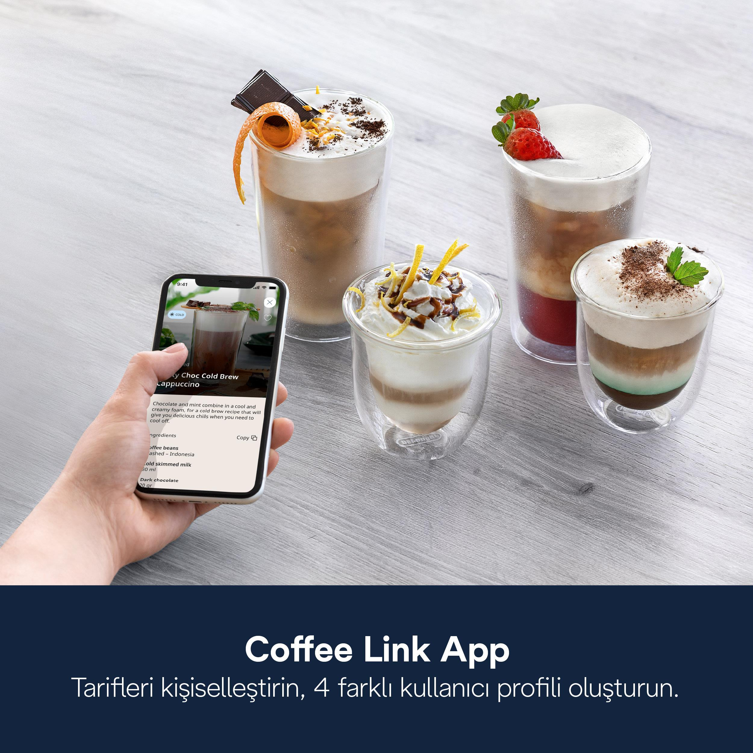 Bir el, dört soğuk içeceğin önünde kahve tarifi uygulaması gösteren bir akıllı telefon tutuyor.