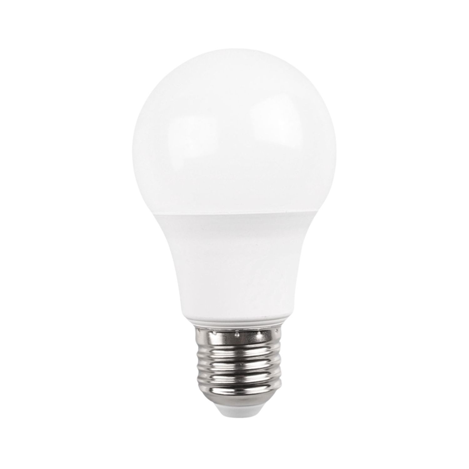 Una bombilla LED blanca con base metálica sobre fondo blanco.