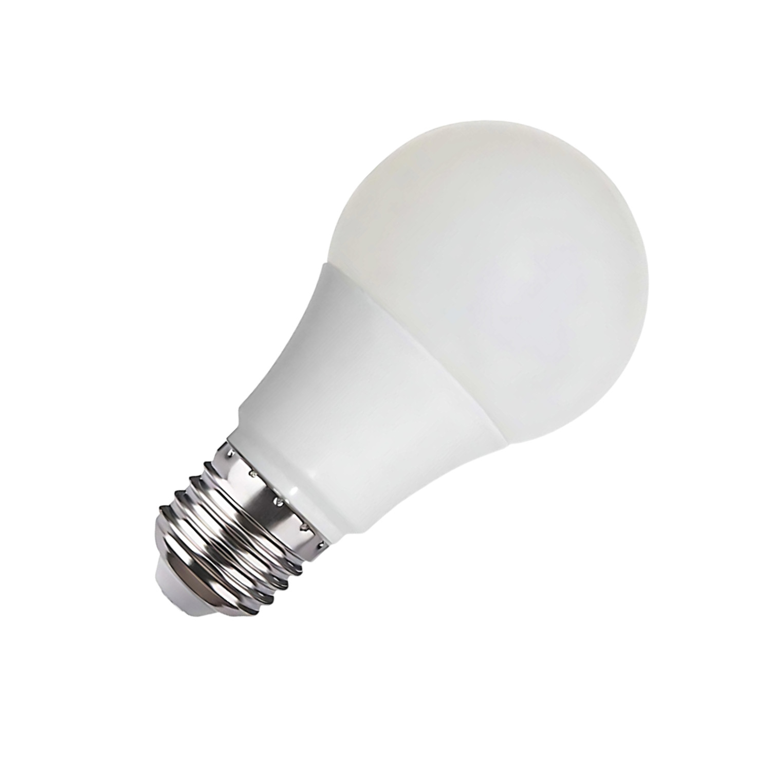 Una bombilla LED blanca con base de rosca plateada sobre fondo blanco.