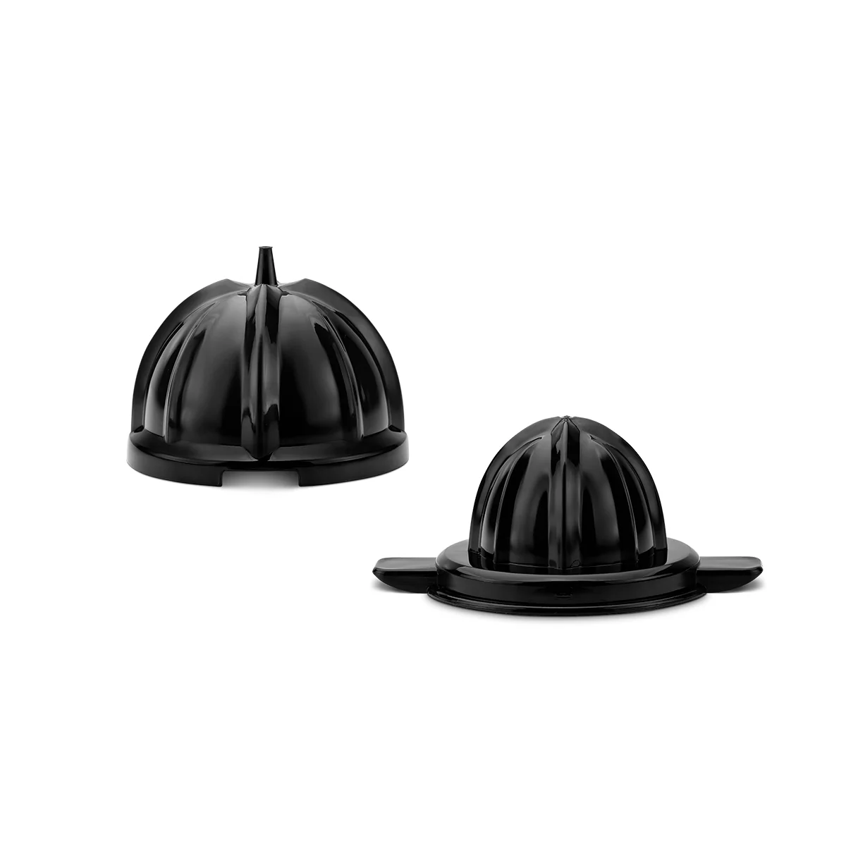 Due accessori neri scanalati per spremiagrumi su sfondo bianco.