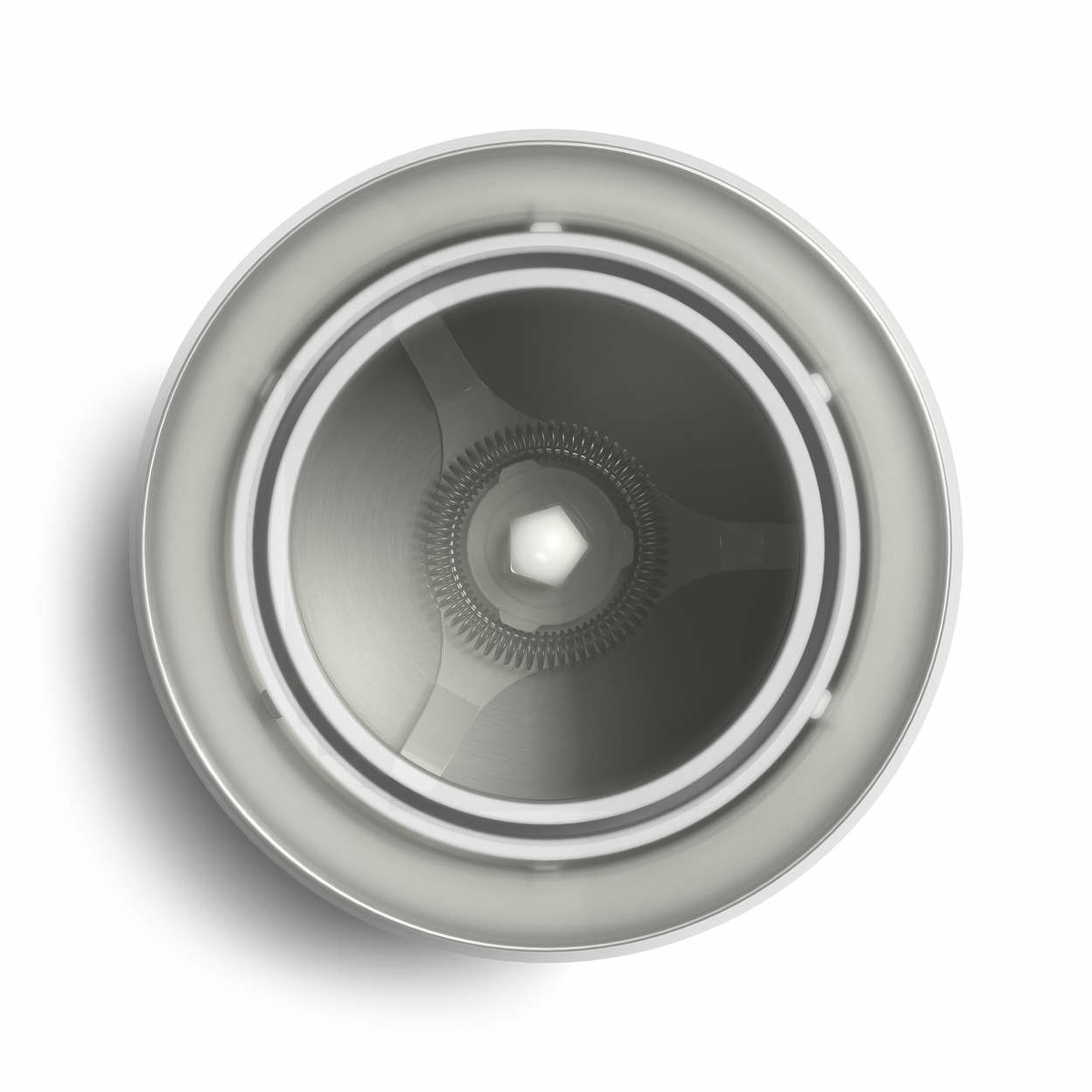 Oberansicht eines silbernen Mixers mit weißem Rand und zentralem Rührwerk.