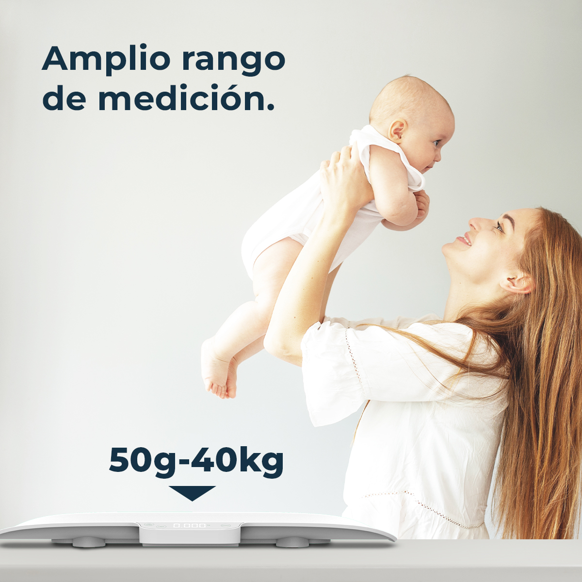 Una donna solleva un bambino, con una bilancia e testo nelle vicinanze.