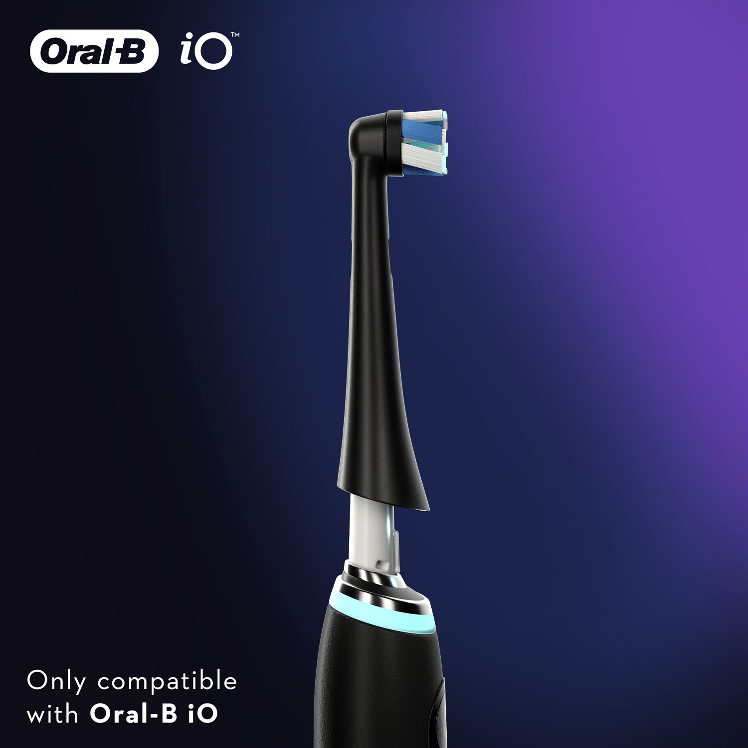 Nahaufnahme eines schwarzen Oral-B iO Zahnbürstenkopfes vor einem lila-blauen Hintergrund.