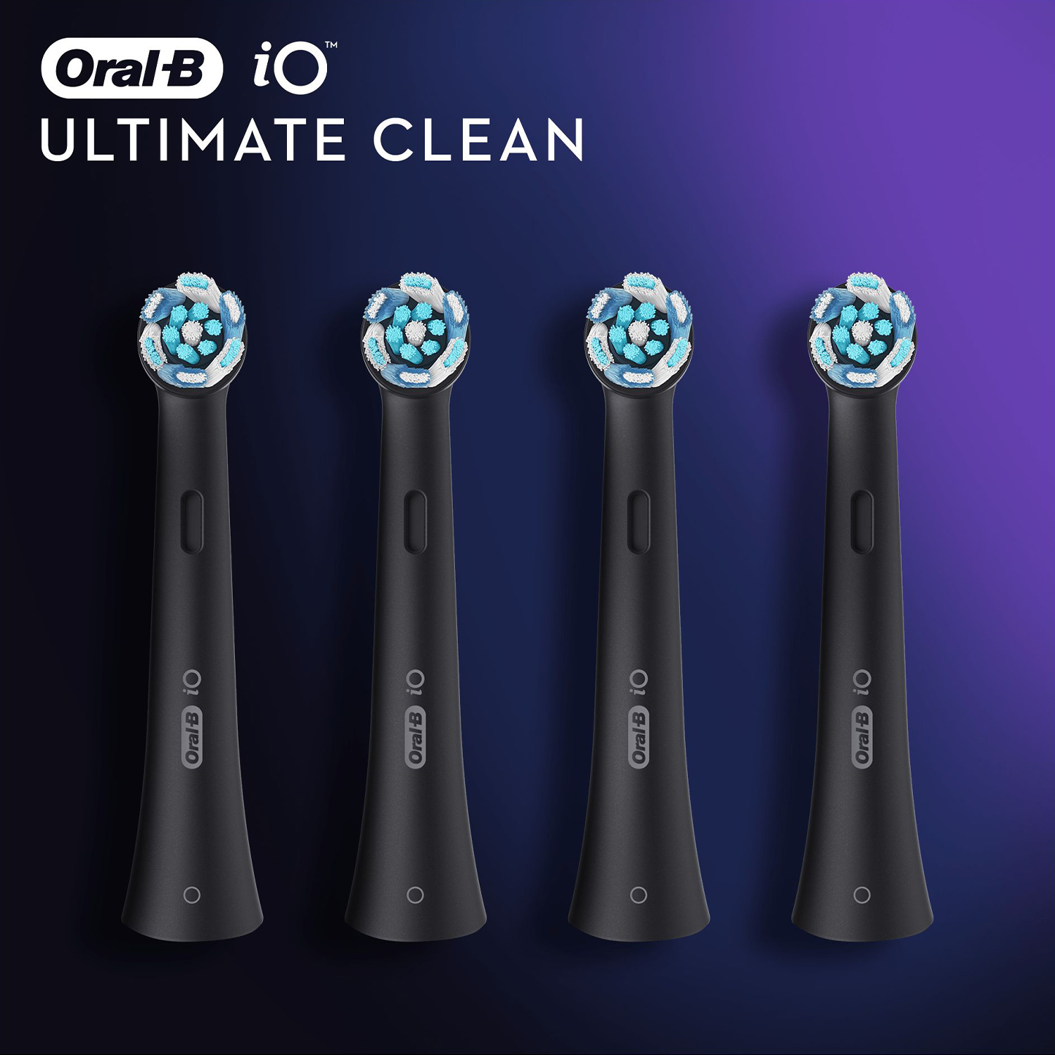 Vier schwarze Oral-B iO Aufsteckbürsten mit blauen und weißen Borsten auf lila Hintergrund.