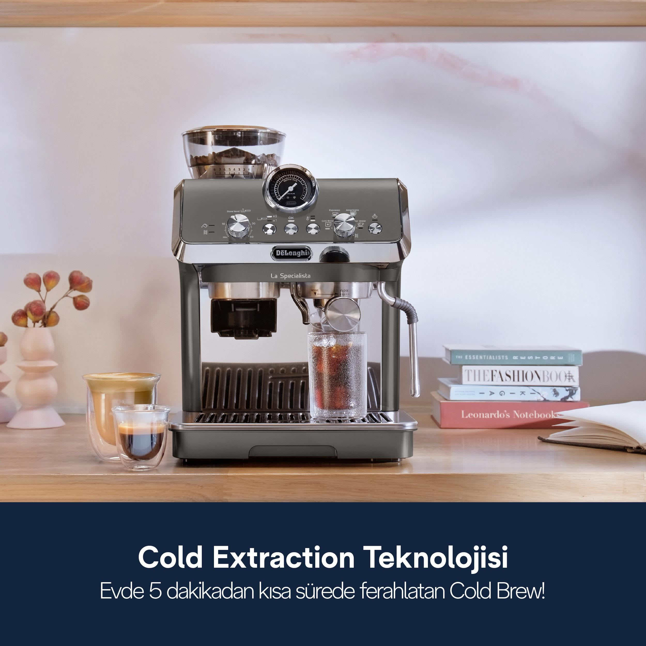 Eine graue Espressomaschine mit Glas, gefüllt mit Eiswasser, steht auf einer Arbeitsplatte.