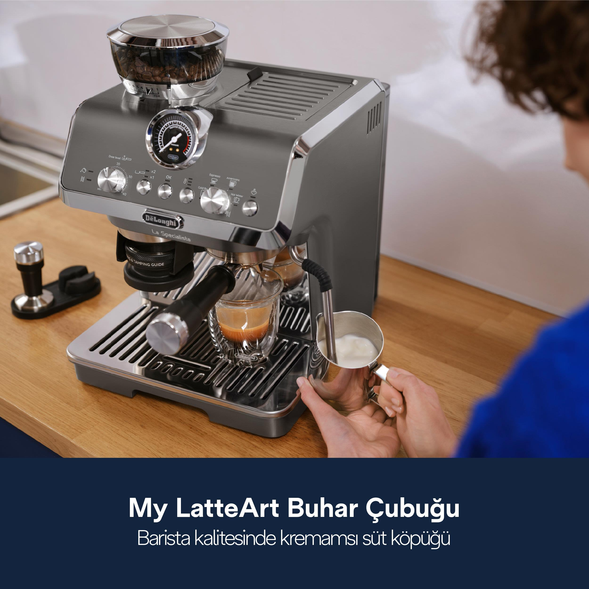 Eine Kaffeemaschine mit Espressotasse und Milchkännchen.