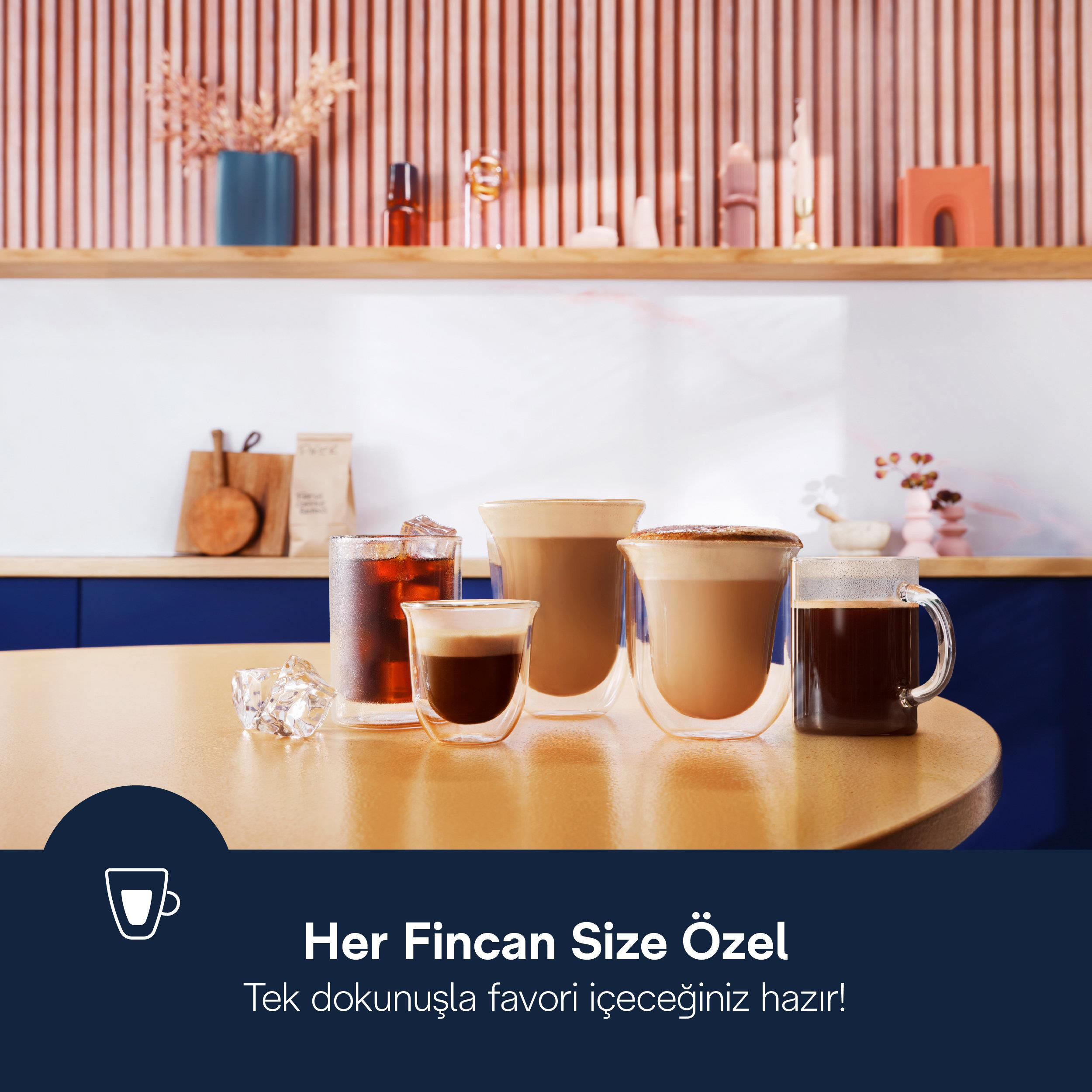 Vier Kaffeegetränke in Glasbechern, darunter ein Espresso und ein Latte Macchiato.