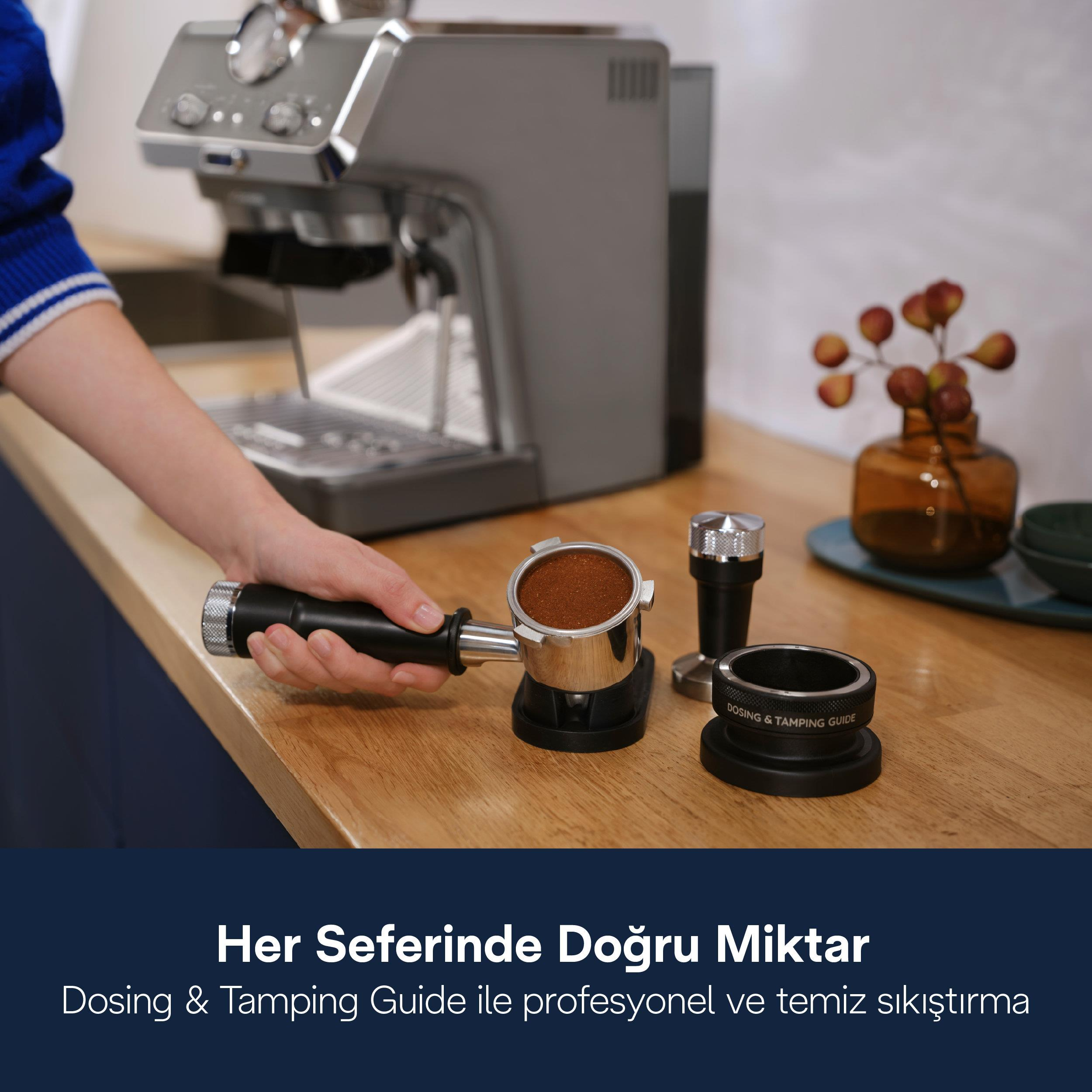 Eine Hand hält einen Kaffeefilter mit Kaffeepulver.